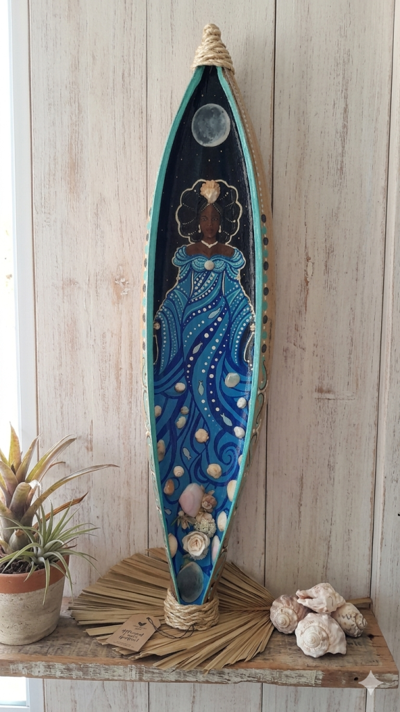 Rainha do mar – canoa de coqueiro pintada a mão